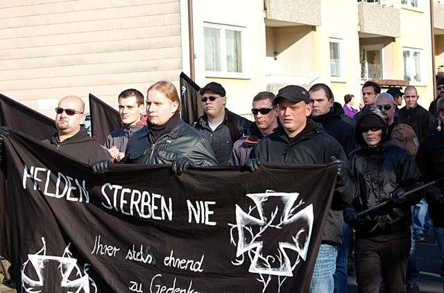 Niederbayerische Neonazis in Wunsiedel, am Transparent rechts außen: Walter Strohmeier.