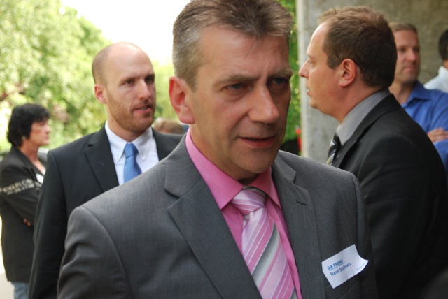 Stefan Behrendt (hinten l.) und René Stadtkewitz (vorne r.) vor der 'Hachinga-Halle'.  Foto: Robert Andreasch