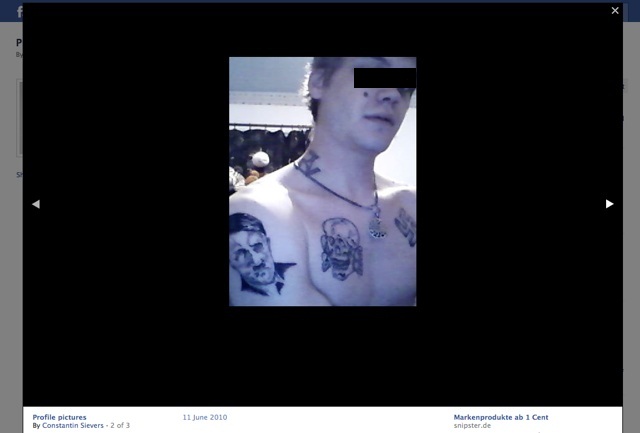 Der Angeklagte Constantin S. zeigt bei facebook seine NS-Tattoos.  Screenshot und Balken: a.i.d.a. 