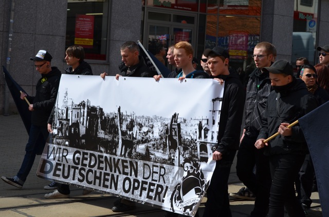 Rico Döhler (3. v. l.) führt den Neonaziaufmarsch in Plauen an.  Foto: Lenka Soukupová 