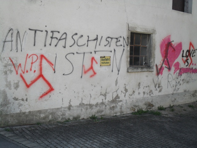 Neonazistische Schmierereien in der Niederhofener Straße.  Foto: wug-gegen-rechts.de