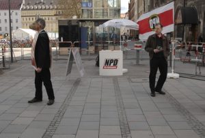 Der NPD-Infostand hinter dem Rathaus. Foto: Robert Andreasch