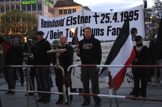 Martin Wiese (mit Kreuz und Stahlhelm) und Pierre Pauly (hinten r.) bei der neonazistischen Aktion.  Foto: Robert Andreasch