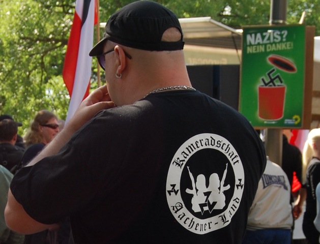 Logo der nun verbotenen militanten Neonazikameradschaft 'KAL' bei einem Aufmarsch in Dortmund 2010.  Foto: Robert Andreasch