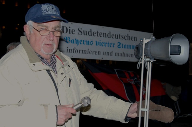 Der 'Sudetendeutsche Landsmannschaft'-Funktionär Johann Slezak protestiert auf dem Max-Josephs-Platz. Foto: Robert Andreasch