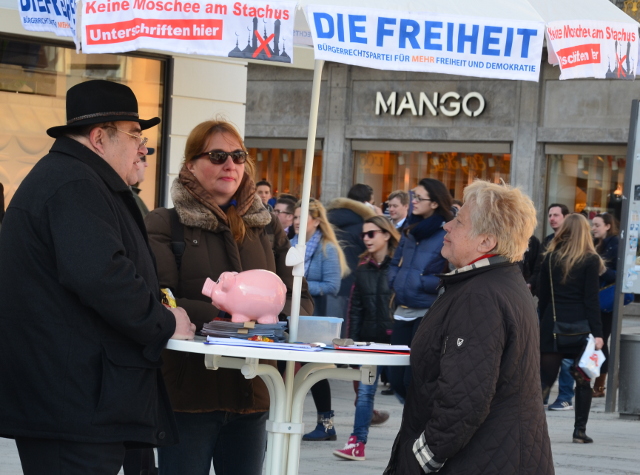 Der DF-Infostand in der Theatinerstraße. Mit u. a. Maria Frank (r.).  Foto: Hannah Hofmann