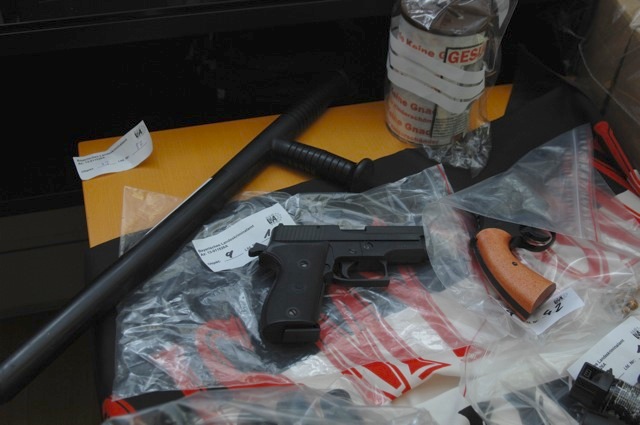 Ein kleiner Teil der bei den Hausdurchsuchungen beschlagnahmten Waffen.  Foto: Robert Andreasch