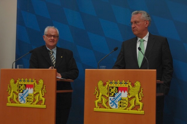 LKA-Präsident Peter Dathe (l.) und Innenminister Joachim Herrmann (r.).  Foto. Robert Andreasch
