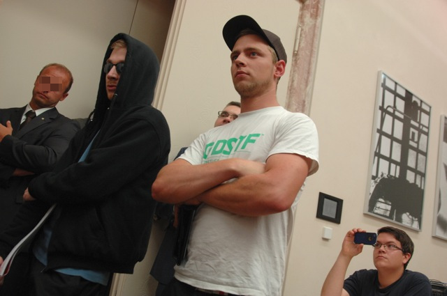 Die führenden FNS-Neonazis Thomas Schatt (l., mit Kapuze) und Lorenz Maierhofer (m., mit basecap) nehmen an der Pressekonferenz zu den Razzien im bayerischen Innenministerium teil.  Foto: Robert Andreasch