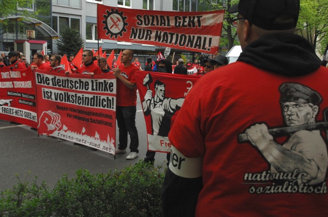 NS-Verherrlichung pur beim FNS-Aufmarsch am 1. Mai 2013 in Würzburg: Die Illustration des 'deutschen Arbeiters' auf den FNS-T-Shirts stammt vom 'Wählt Hitler'-Plakat der NSDAP von 1932.  