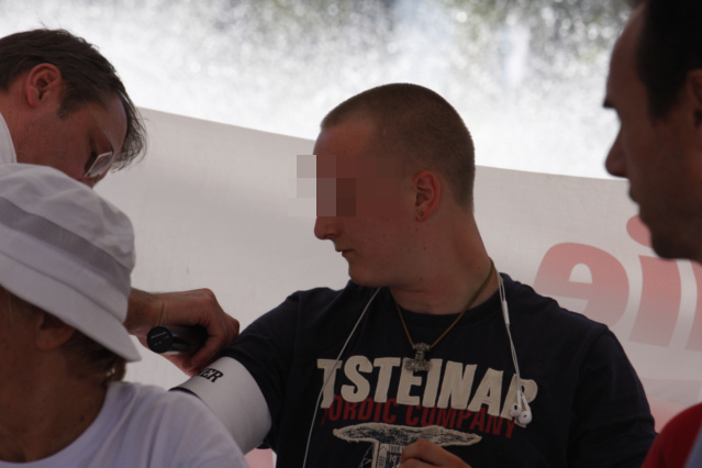 Stürzenberger legt dem Neonazi Florian G. die Ordnerbinde an. Foto: Tim Karlson