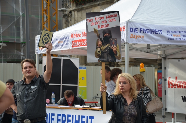 Mit Koran und gegen Koran: DF-Agitation auf dem Marienplatz.  Foto: a.i.d.a.