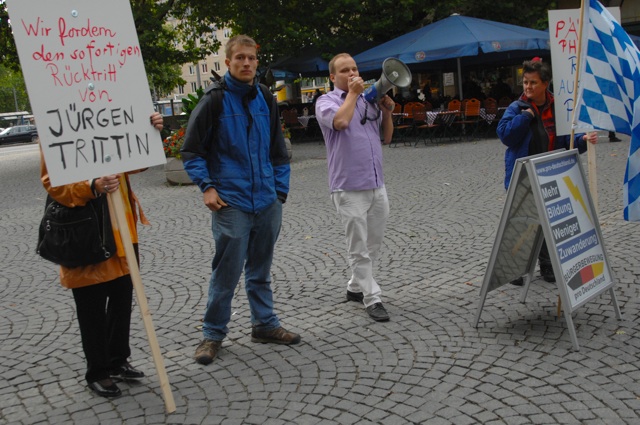 Mehr Teilnehmende kamen nicht zur 'Pro Deutschland'-Kundgebung. Foto: Robert Andreasch