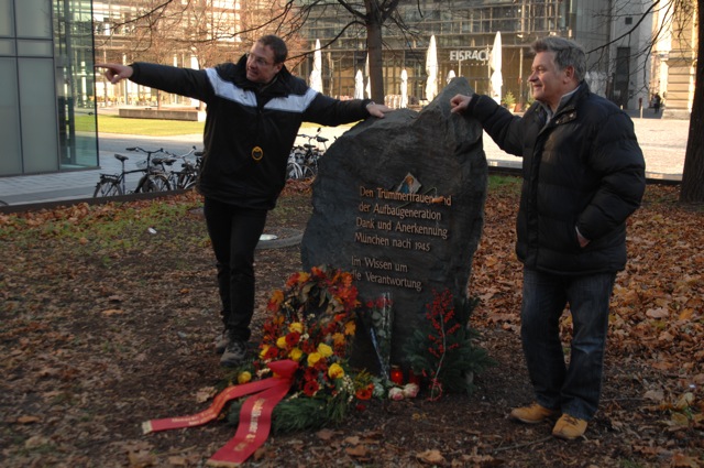 Michael Stürzenberger (l.) und Reinhard Hornberger (r.) trauern am Trümmerfrauen-Gedenkstein.  Foto: Robert Andreasch