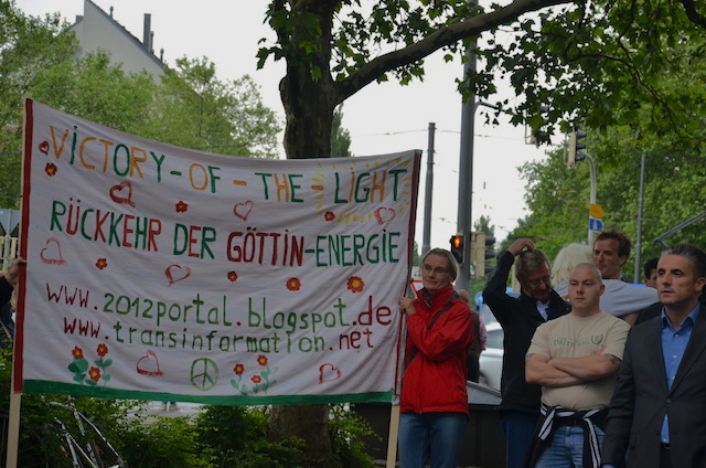 Rechts Neonazi Karl Heinz Statzberger, links ein esoterisches Transparent auf der 'Mahnwache' am Sendlinger-Tor-Platz.  Foto: Hannah Hofmann