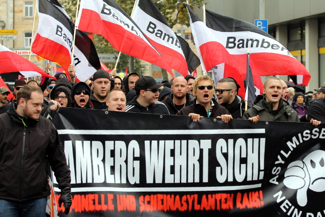 Schwarz-weiß-rote 'Reichsfahnen' im vorderen Teil des Aufmarsches.  Foto: Jan Nowak