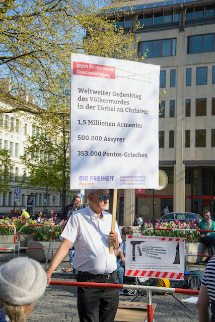 'Die Rechte'-Aktivist Peter Meidl trägt heute ein Schild der Partei 'Die Freiheit'.  Foto: Sascha Arnhoff