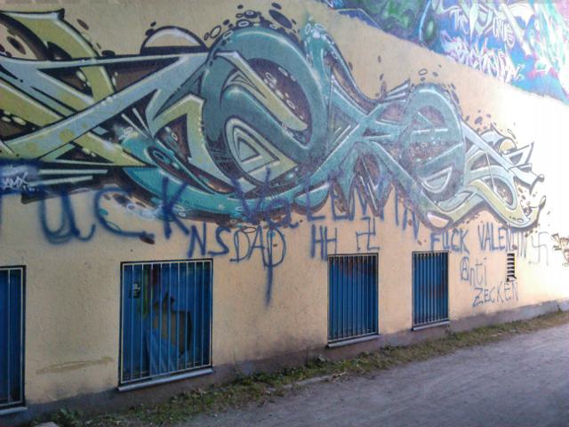 So besprühten Neonazis die Fassade des Jugendzentrums 'Freiraum' (Ausschnitt). Foto: Freiraum Dachau