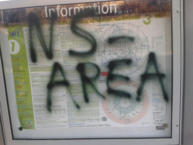 'NS-Area'. Neonazistische Drohung am Bahnhof Poing. Foto: a.i.d.a.