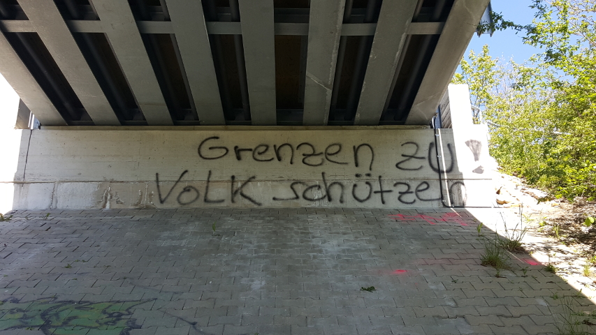 Das rassistische Graffiti in Grub.  Foto: a.i.d.a.