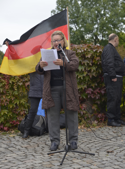 Renate Werlberger bei der NPD-Kundgebung.  Foto: Benny Neudorff