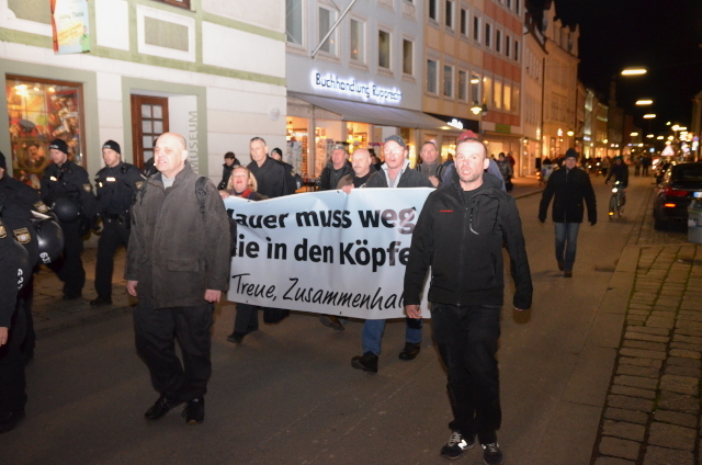 Die wenigen Teilnehmenden der NPD-Aktion ziehen durch die Innenstadt. Foto: Marcus Buschmüller