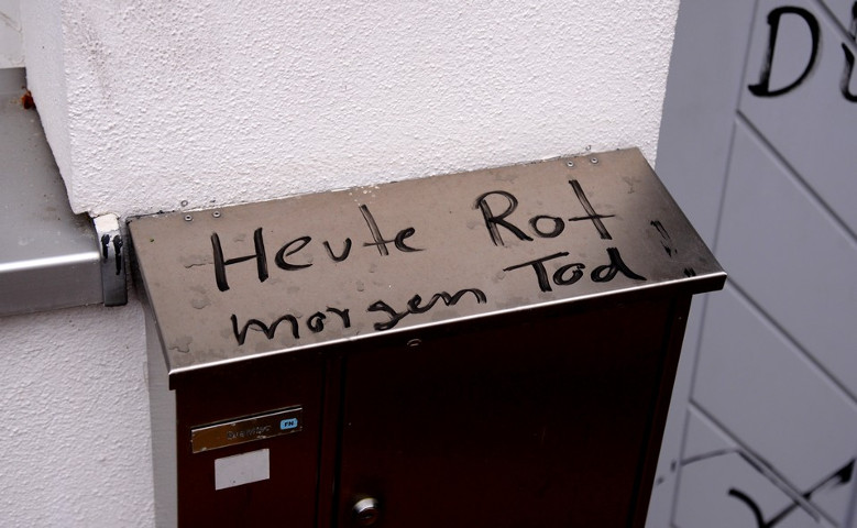 Neonazistische Drohung auf dem Briefkasten (Fehler im Original). Foto: a.i.d.a.