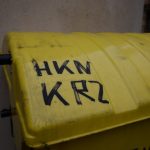 Neonazistischer 'Hakenkreuz'-Schriftzug auf einer Mülltonne. Foto: a.i.d.a.