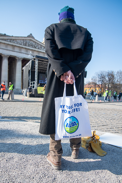 Eine teilnehmende Person beim „Marsch fürs Leben“ hat sich eine Tasche der „Aktion Lebensrecht für Alle“ (ALfA) geholt. Foto: Robert Andreasch