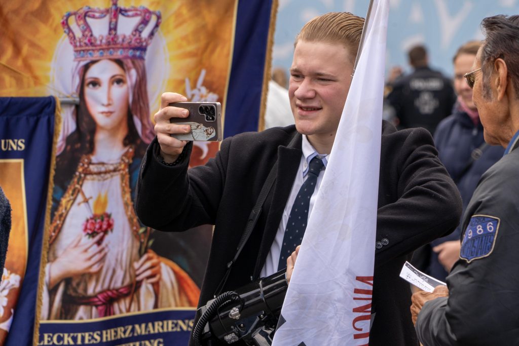 Die Münchner Frontfigur Jeromé K. beim Filmen und Fotografieren.