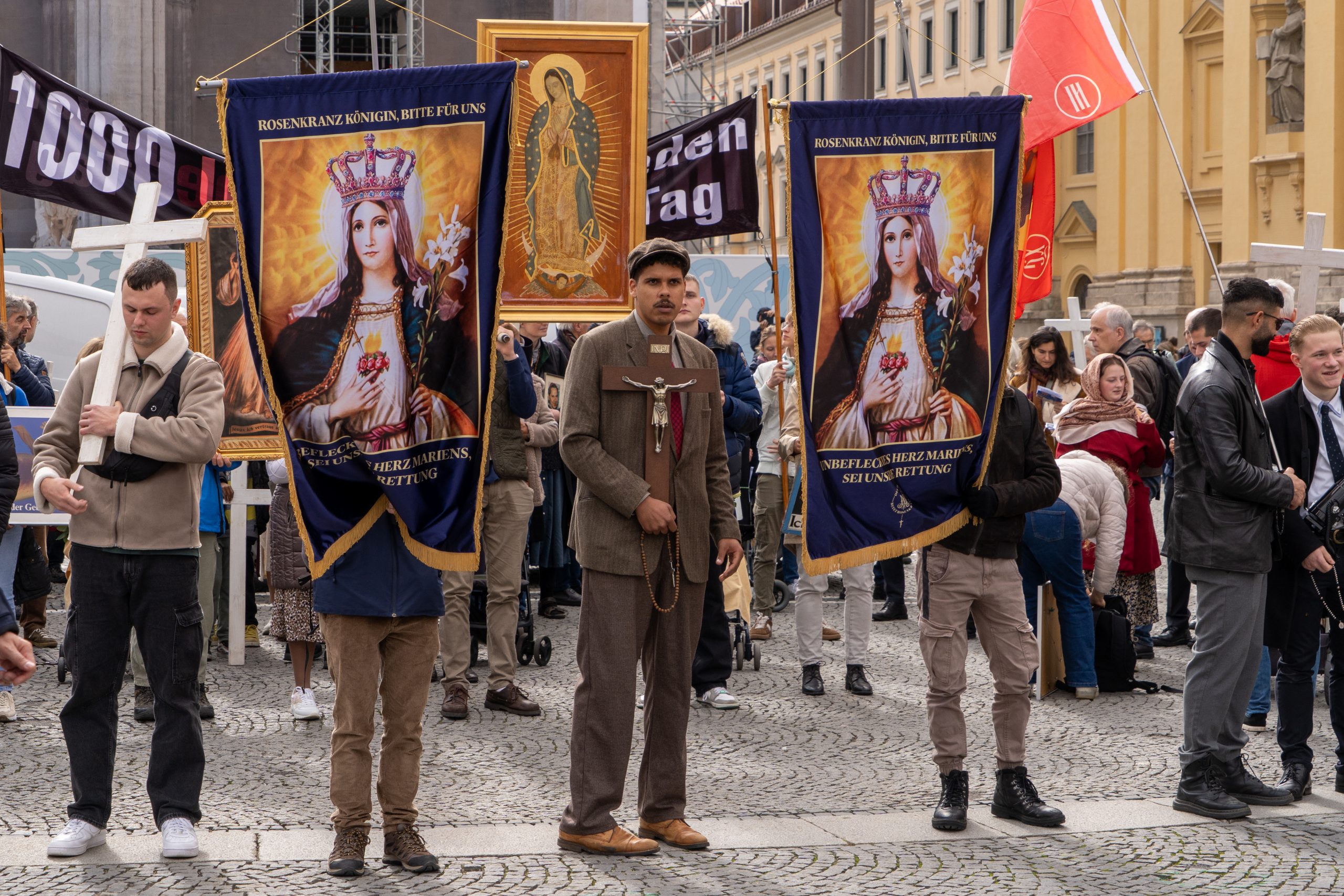 Akteurinnen von u. a. „Christkönigtum“ beim „Tausend Kreuze für das Leben“-Aufmarsch 2025 in München. Foto: Lina Dahm