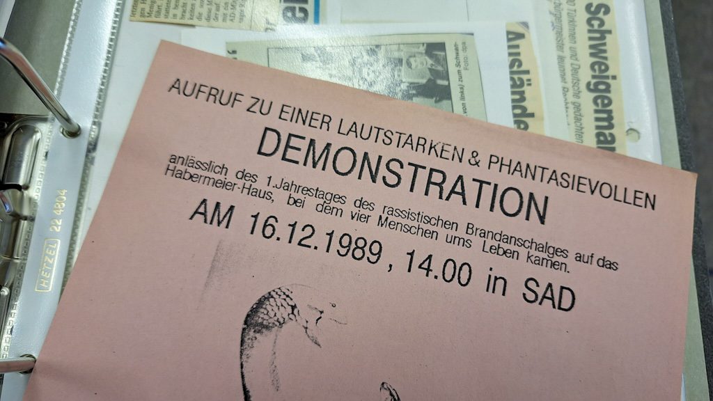 Ausschnitt eines Flugblatts zur Deonstration am ersten Jahrestag des mörderischen Brandanschlages (1989).  Foto: a.i.d.a.