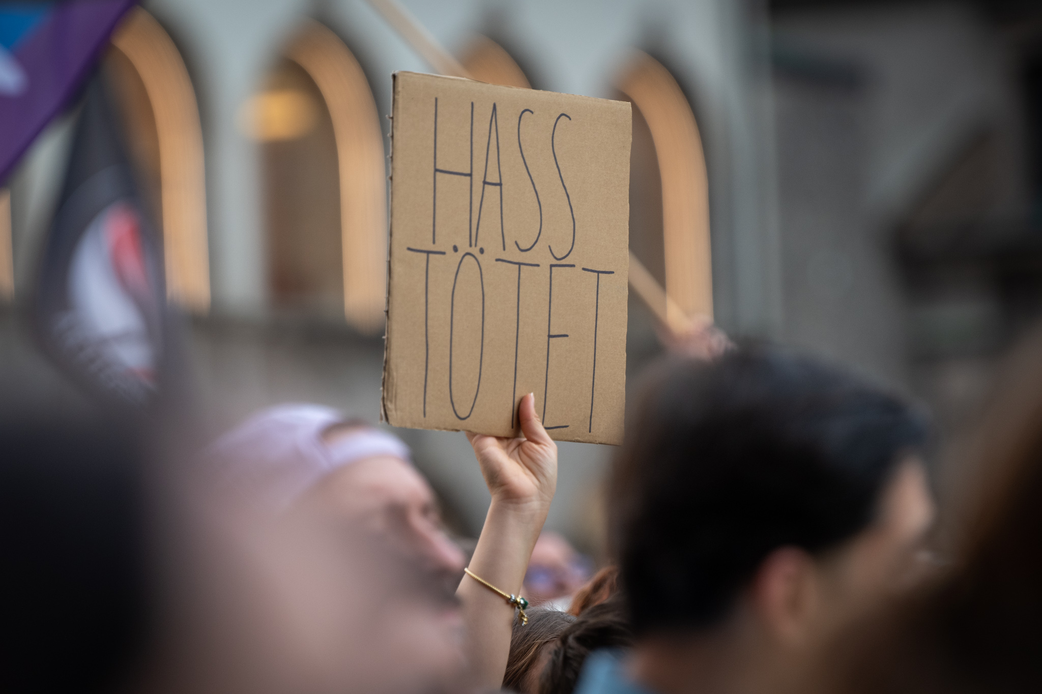 Das Foto zeigt ein bei einer Gedenkkundgebung hochgehaltenes Pappschild mit der Aufschrift "Hass tötet".